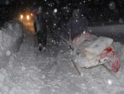 Hastayı ambulansa kızakla yetiştirdiler